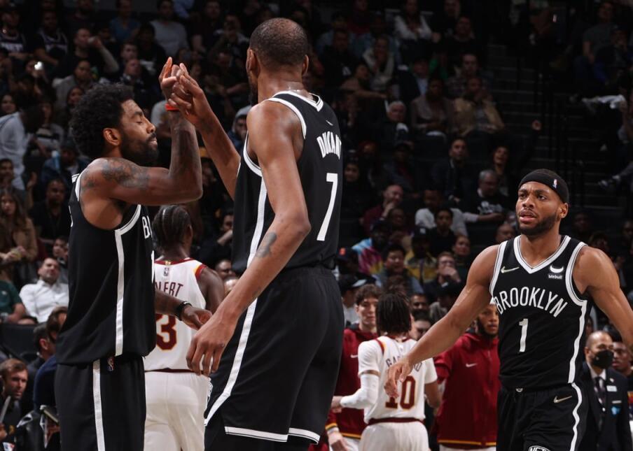 NBA勇士终场争议三分绝杀灰熊终结六连胜登顶西部引热议